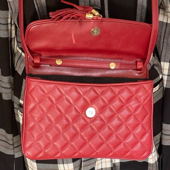 💕💕 Like New Red Quilted Crossbody Bag - Picture 3 of 5